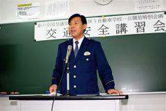 講話する江田所長