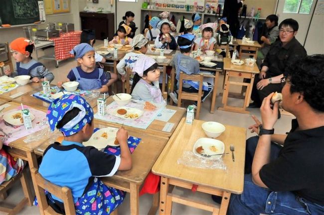 【写真】こぼれ話「帯広小で交流給食会」