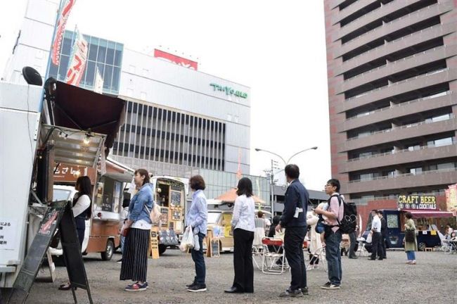 【写真】キッチンカーが大集合　昼休みに行列　帯広