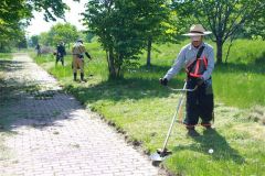 熱心に草刈りを行う会員