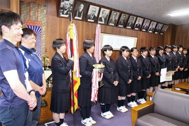 【写真】全道高体連ソフトボール38年ぶり制覇の帯大谷、校長に優勝を報告