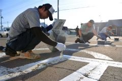 白線引きの補修作業に取り組む参加者