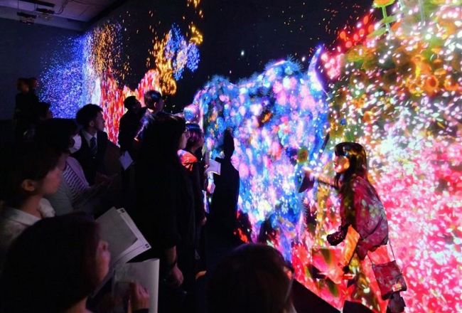【写真】チームラボ展あす開幕 運営スタッフら最終確認