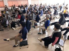 約１００人が集まった全体交流会