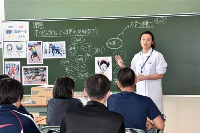 【写真】五輪との関わり考える　忠類中で石澤さん授業