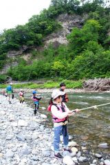 渓流釣りを楽しむ子どもたち