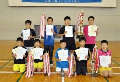 男子の各優勝選手・ペア。（前列右から）佐々木、木村、大坂、大木・仁科組。（後列右から）松田・秋本組、武藤・愛澤組