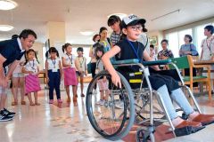 子どもたちが介護の仕事体験　あかしやで夏祭り 3