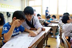 高校生らの指導を受ける子どもたち