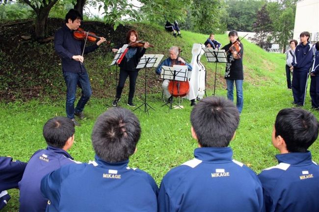 東京フィルメンバーが御影中で演奏　清水