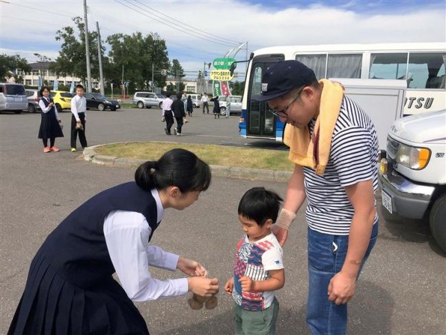 【写真】「安全運転を」　忠類中生徒が呼び掛け