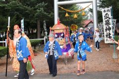 町内を練り歩いた神輿