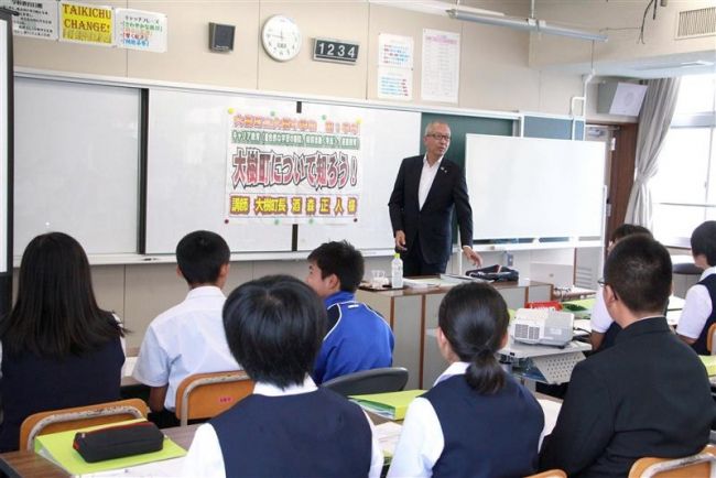 【写真】酒森町長が大樹中で授業