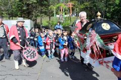 砂金神社の敷地内を練り歩く子どもみこし