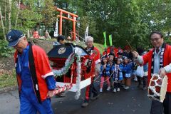 砂金神社の敷地内を練り歩く子どもみこし