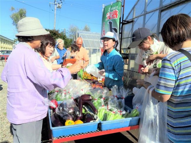 新鮮野菜求め行列　更別農業高で更農市