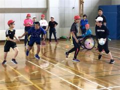 笑顔でタグラグビーを楽しんだ児童