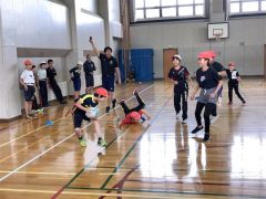 笑顔でタグラグビーを楽しんだ児童