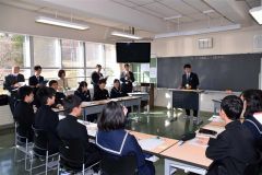 公開授業を見る町内の小中学校の教諭ら