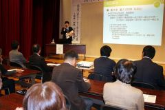 家庭や地域の役割などを学んだ講演会