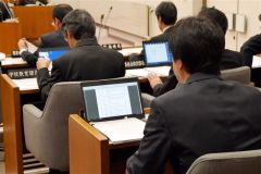 モバイルパソコンを使って町議会定例会議の審議に臨む芽室町の幹部職員