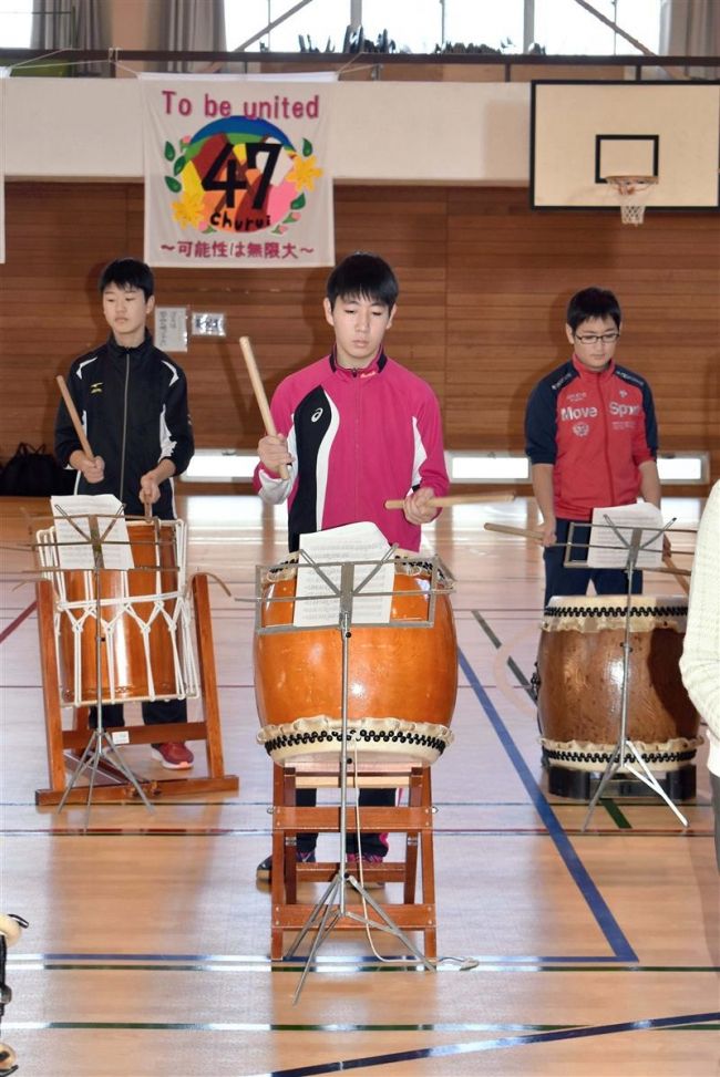 【写真】忠類中生徒がナウマン太鼓体験　幕別