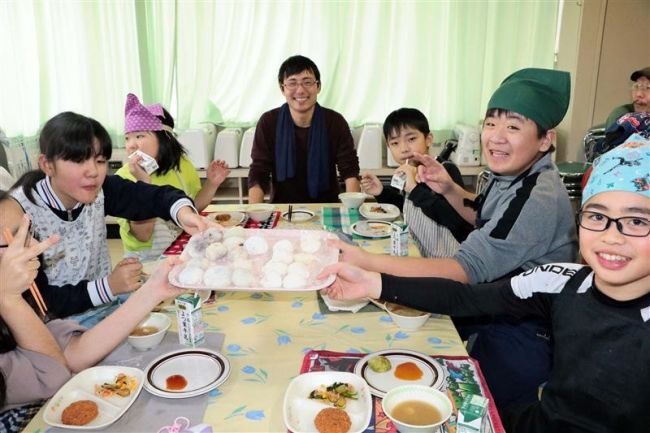 【写真】新得小児童が餅つき