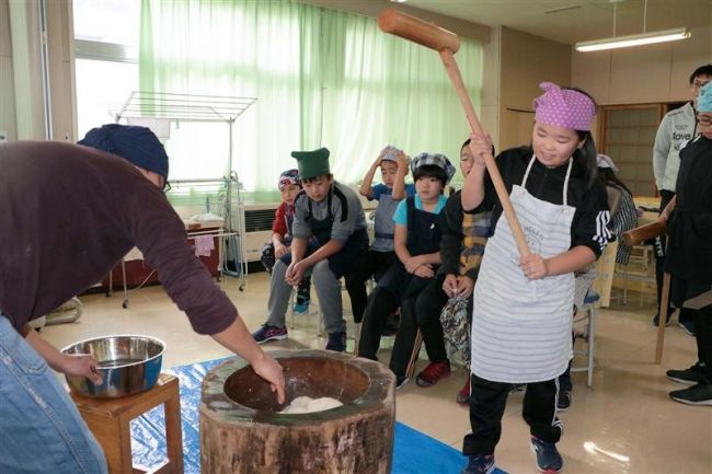 新得小児童が餅つき