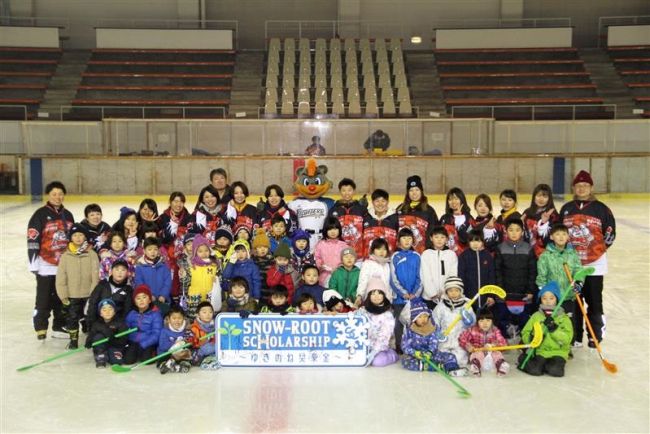 【写真】ちびっこ40人アイスホッケー楽しむ 帯広クレインズレディースイベント