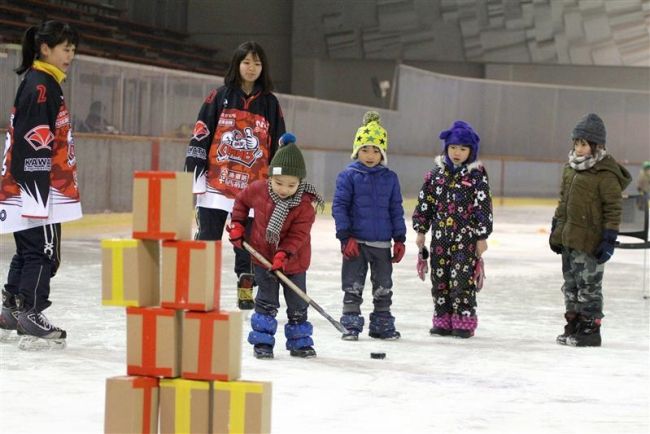 【写真】ちびっこ40人アイスホッケー楽しむ 帯広クレインズレディースイベント