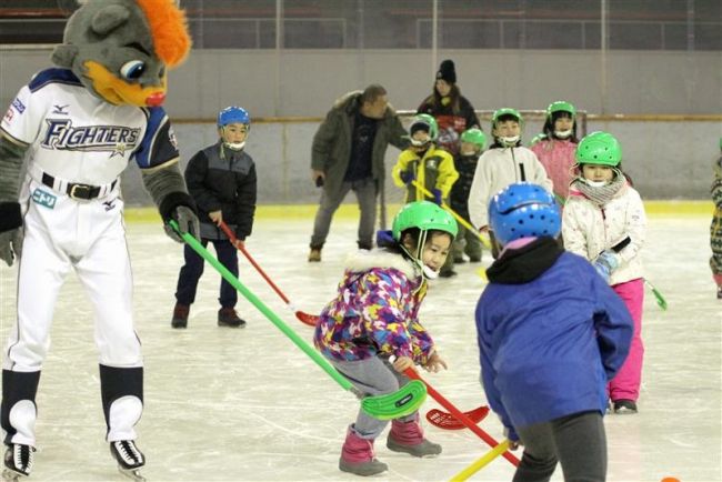 【写真】ちびっこ４０人アイスホッケー楽しむ　帯広クレインズレディースイベント
