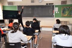 小学生が授業体験　陸別中 4