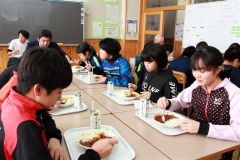 ふるさと給食で和牛のハヤシライスを味わう子どもたち