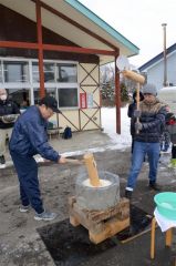 餅つきをする参加者