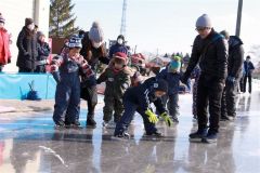 氷上でなんとかバランスを保つ子どもたち