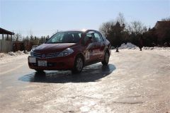 氷上のコーンを縫うように走行して車の挙動を体験した参加者