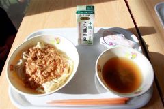 サケ入り「ジャージャーうどん」とダイコン入り「中華スープ」