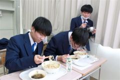 「ジャージャーうどん」を味わう大樹高生