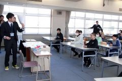 英語の授業を受ける小学生