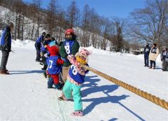 雪中大綱引きで力を合わせる参加者