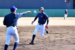 試合展開を想定し走塁練習する白樺学園ナイン