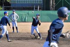 試合展開を想定して走者を置き、守備練習する白樺学園ナイン