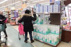 トイレットペーパーを購入する来店客（２９日午前１０時半ごろ、フクハラいっきゅう店）