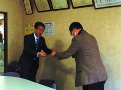 古城代表（右）より感謝状を受け取る伊豆倉常務