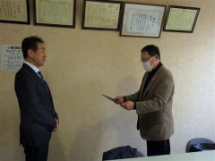 古城代表（右）より感謝状を受け取る伊豆倉常務