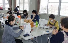 マスクを作る女性団体連協のメンバーら
