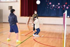 体育館でミニバレーを楽しむ参加者ら