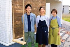来店を呼び掛ける（右から）母の篠原理恵さん、橋本千里さん、佳裕さん