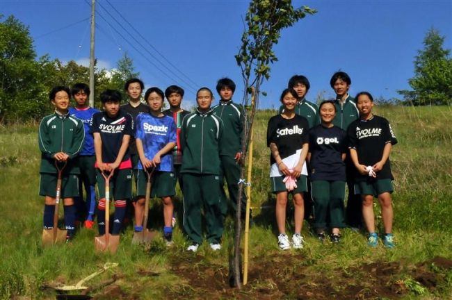 【写真】上士幌　サクラを植樹　上士幌中