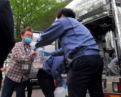 微酸性電解水を受け取る職員